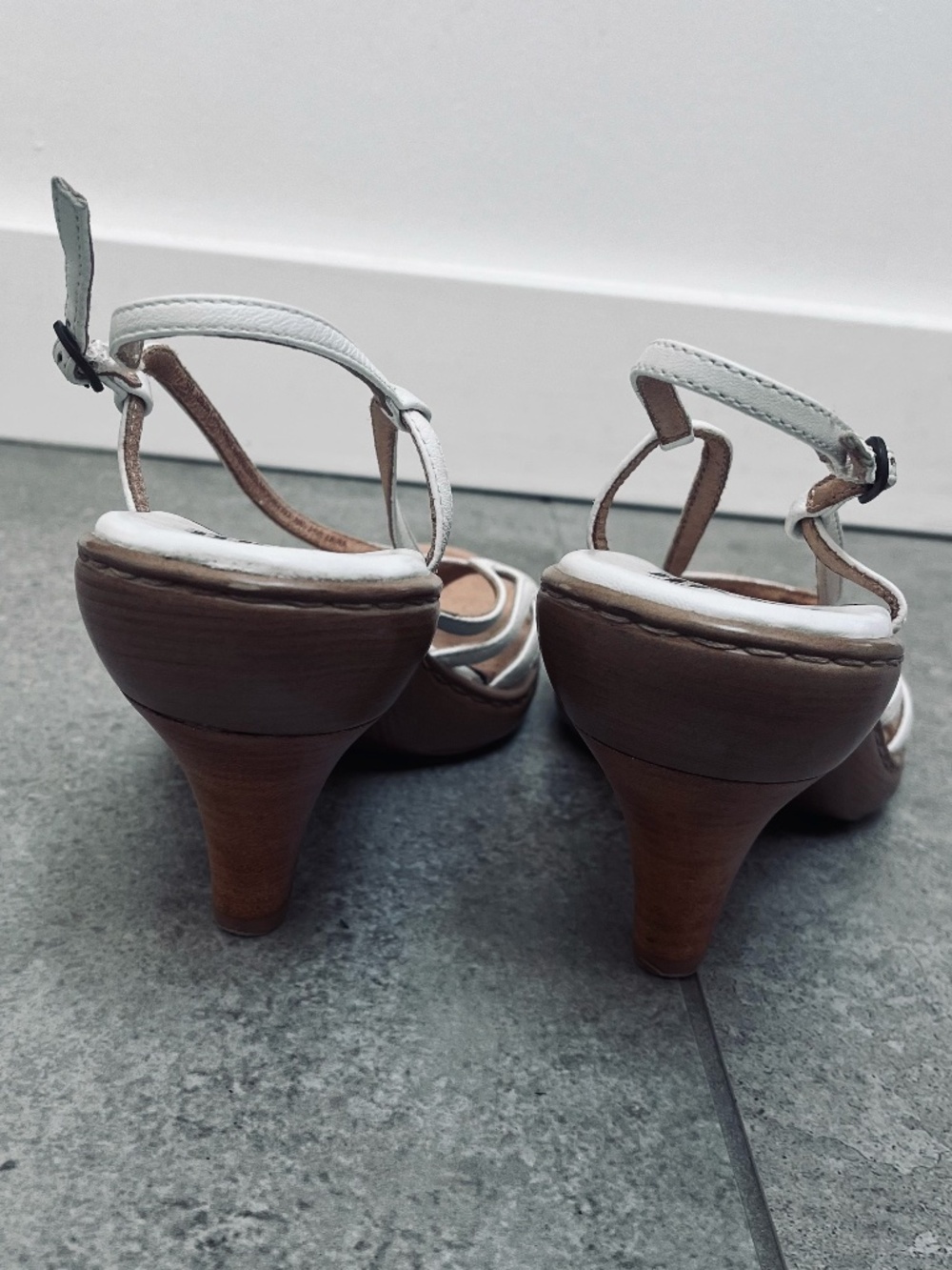 Great, yet comfortable white heels size 9 - Picture 4 of 8